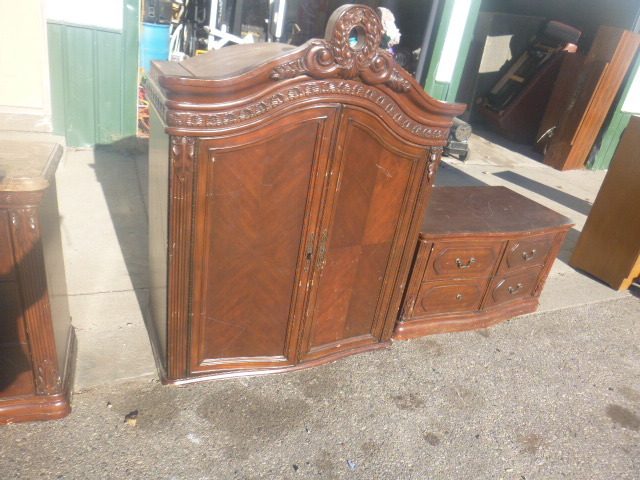 lot 74 image: 4 Drawer Dresser with Hutch