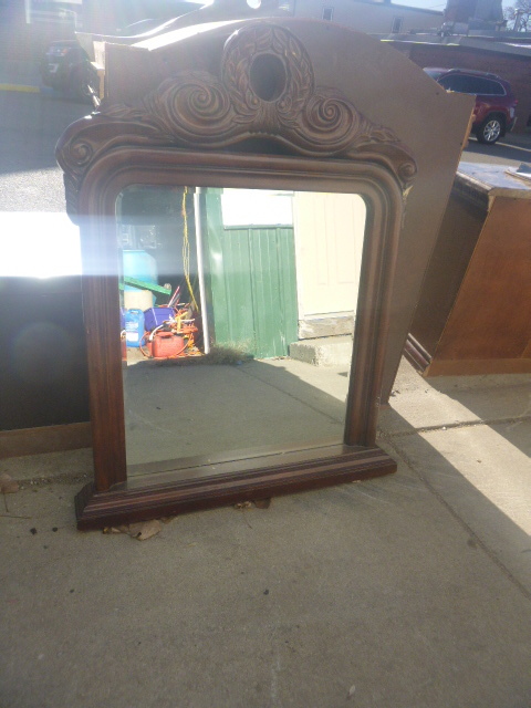 lot 75 image: Dresser Mirror