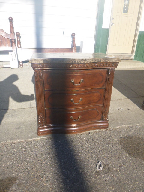 lot 77 image: 3 Drawer Nightstand