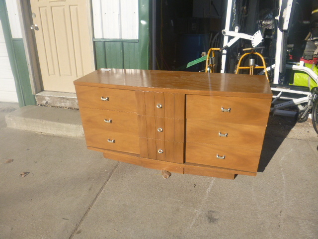 lot 79 image: 9 Drawer Dresser