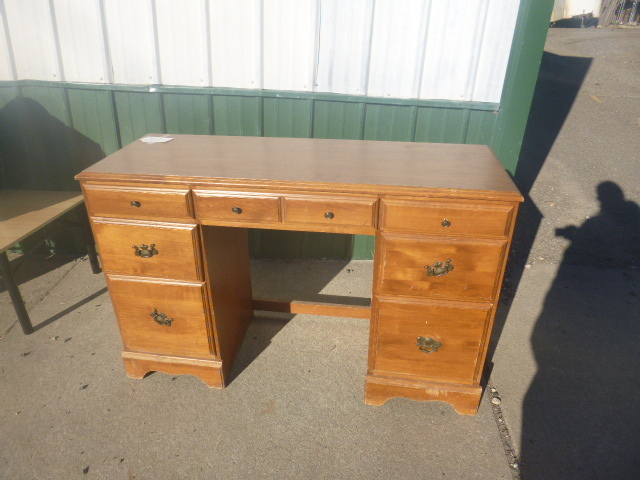 lot 82 image: Desk