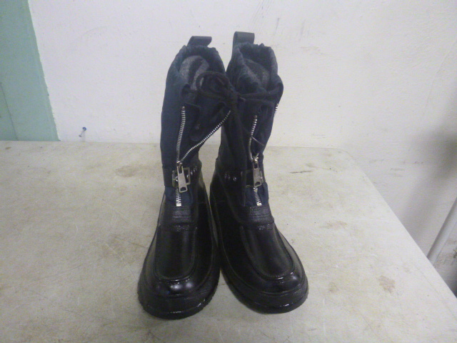 lot 99 image: Explorers Winter Boots