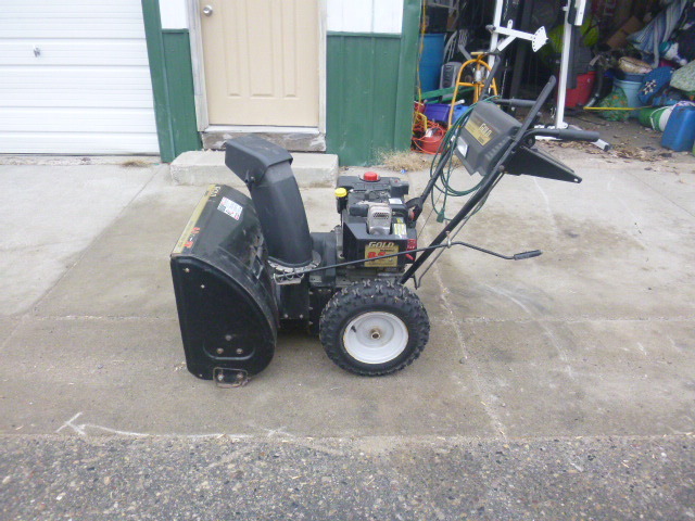 lot 3 image: Yard Machine Gold Snowblower