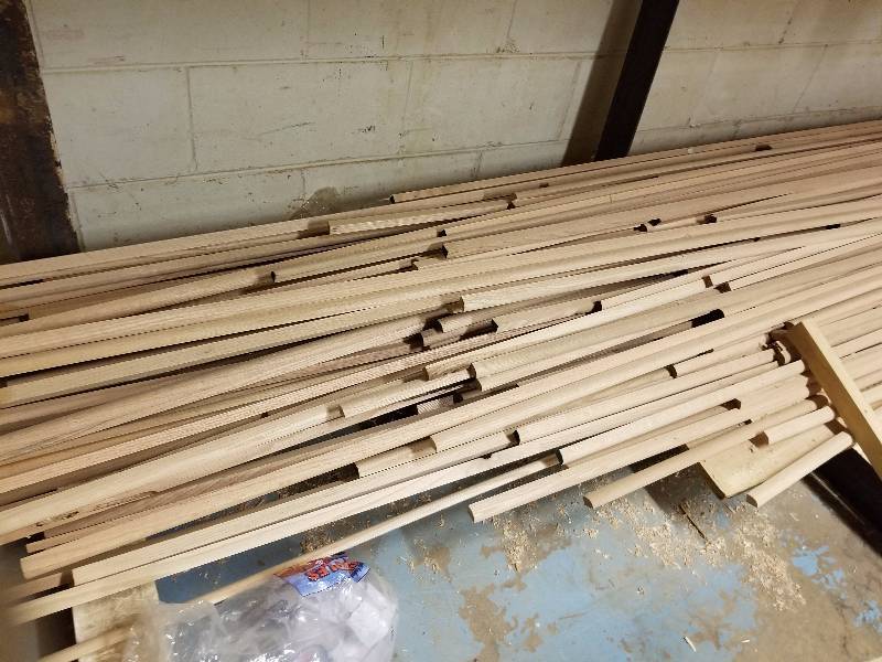 lot 185 image: large lot of 916x34 red oak base shoe