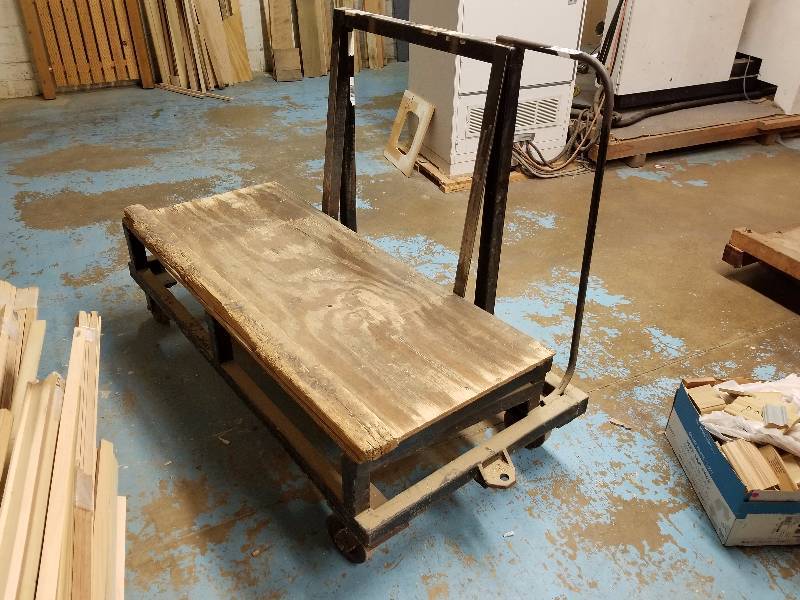 lot 86 image: Large metal shop cart on wheels