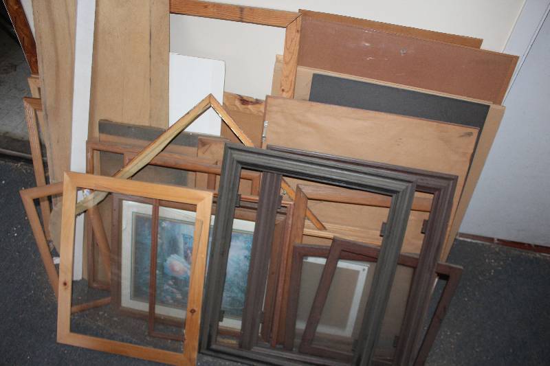 lot 237 image: Picture frames med to large