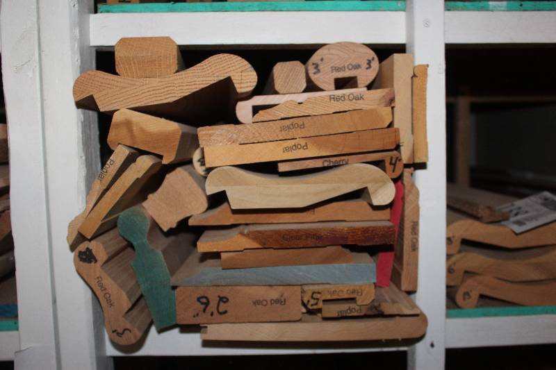 lot 138 image: Shelf of misc. bar rail Large baseboard