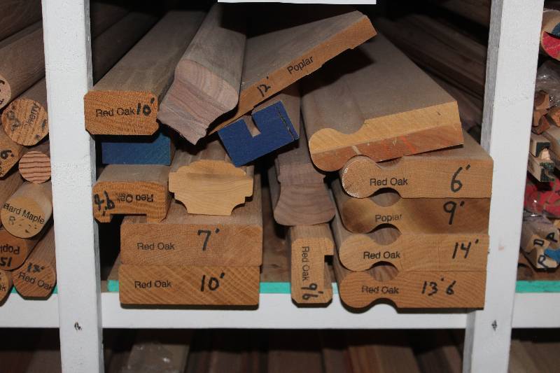 lot 125 image: Shelf of misc. hand rail