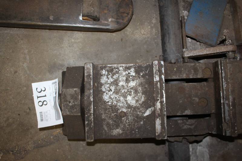 lot 318 image: Large Machine Vice