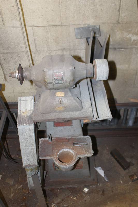 lot 40 image: Black & Decker 8 Bench Grinder with Stand