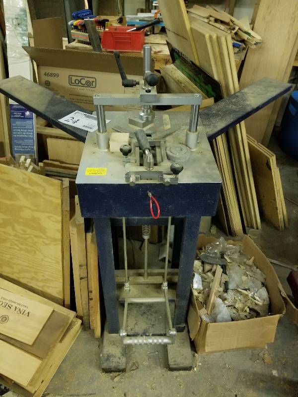 lot 24 image: ITW  AMP Mitre-Mite VN Manual V-Nail Under-Pinner