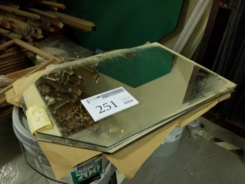 lot 251 image: small lot of mirrors