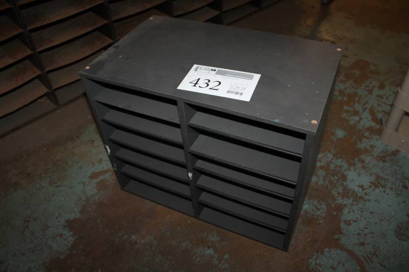 lot 432 image: Small blade organizer box