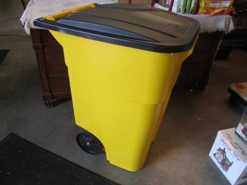 Rubbermaid 50 Gallon Trash Can Cap...