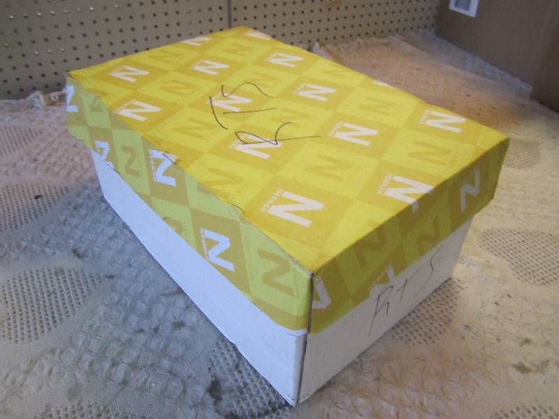 Case with 2000 Sheets Colored Print...