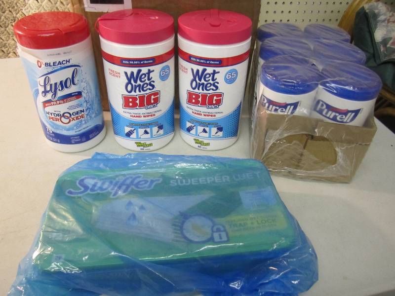 Mix Lot of Wet Wipes and Swiffer Sw...