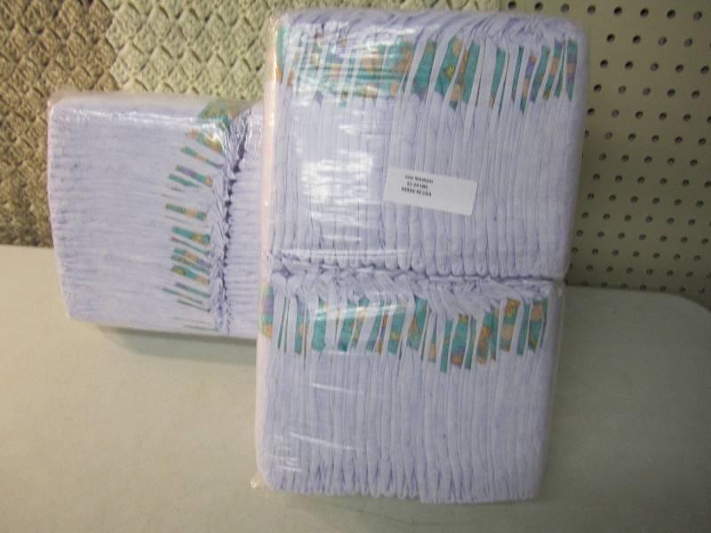 Lot of 100 Medium Diapers 12-24 pou...