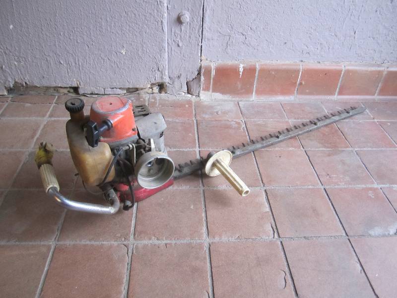 Old Gas Trimmer Engine Is Free Unte...