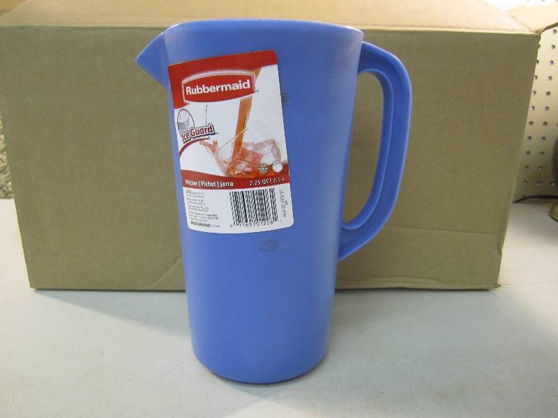 Lot of 6 Rubbermaid 2.25 quart Pitc...