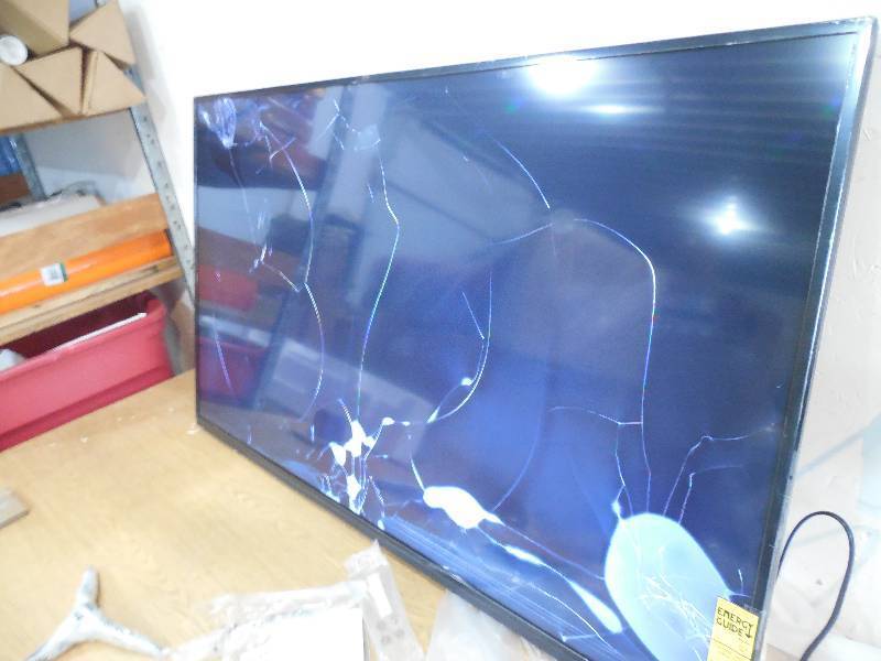 lot 17 image: VIZIO D-Series 50 1080p Full-Array LED TV - PARTS OR REPAIR