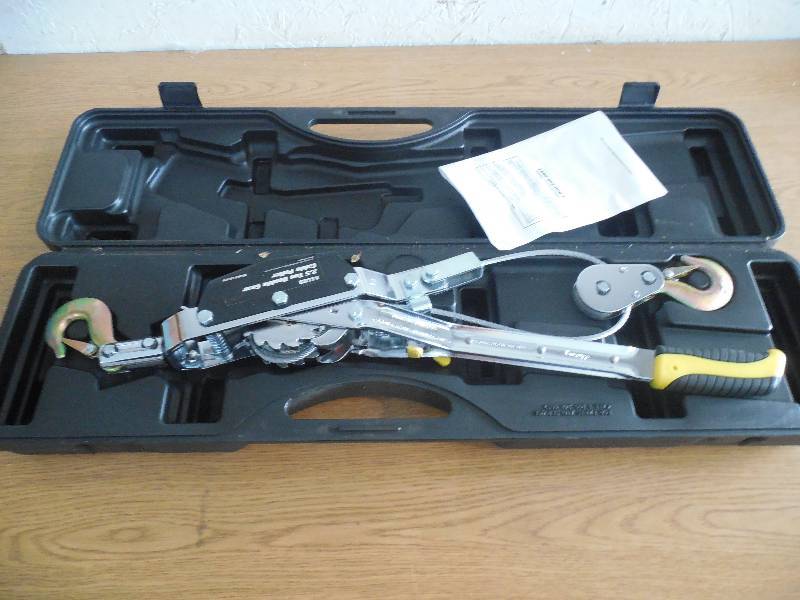 lot 5 image: 2.5 TON DOUBLE GEAR CABLE PULLER  COME A LONG