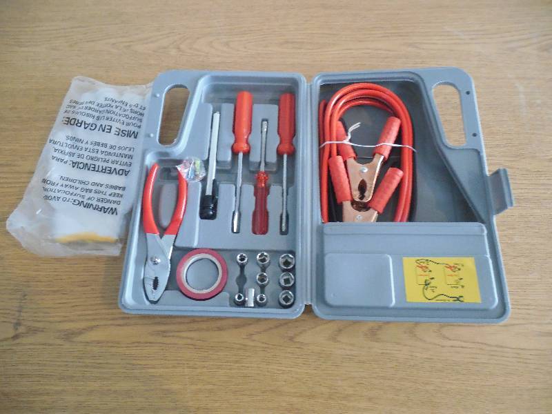 lot 14 image: EMERGENCY ROAD KIT FOR VEHICLE