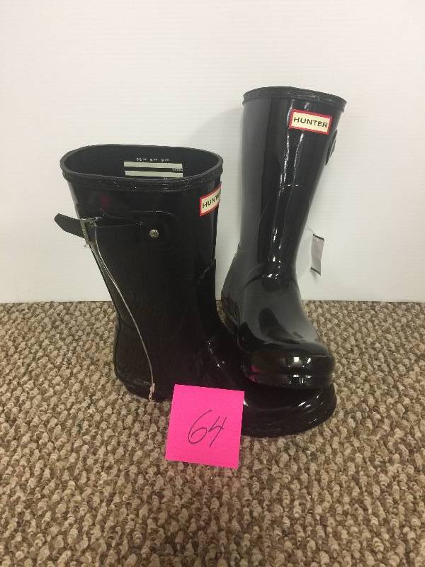 lot 64 image: NEW HUNTER WOMENS WOMENS ORIGINAL SHORT GLOSS RAIN BOOT SIZE 8