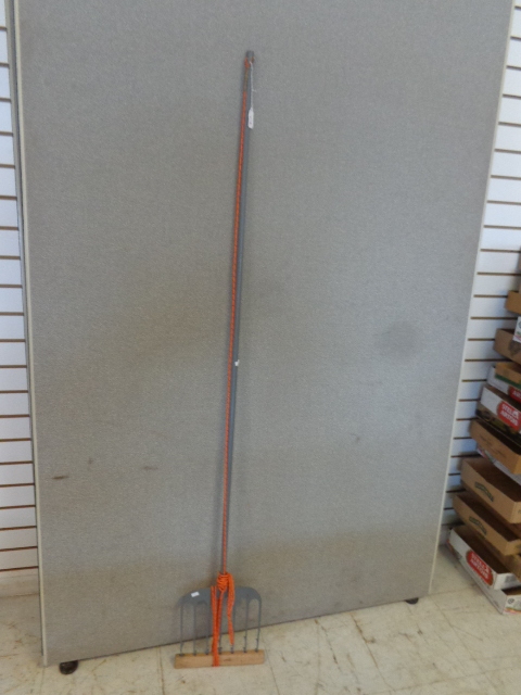 lot 2 image: Fishing Spear