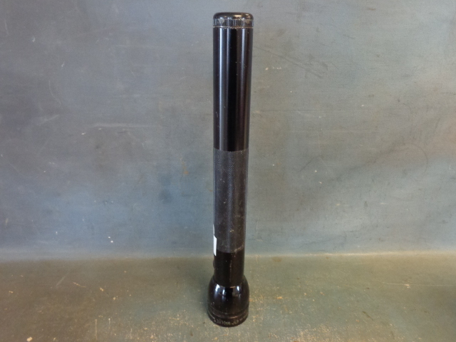 lot 5 image: Mag Lite Flashlight
