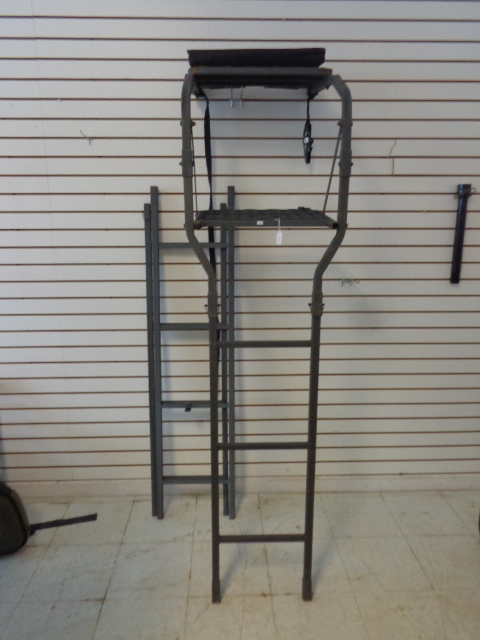 lot 11 image: Deer Hunting Stand