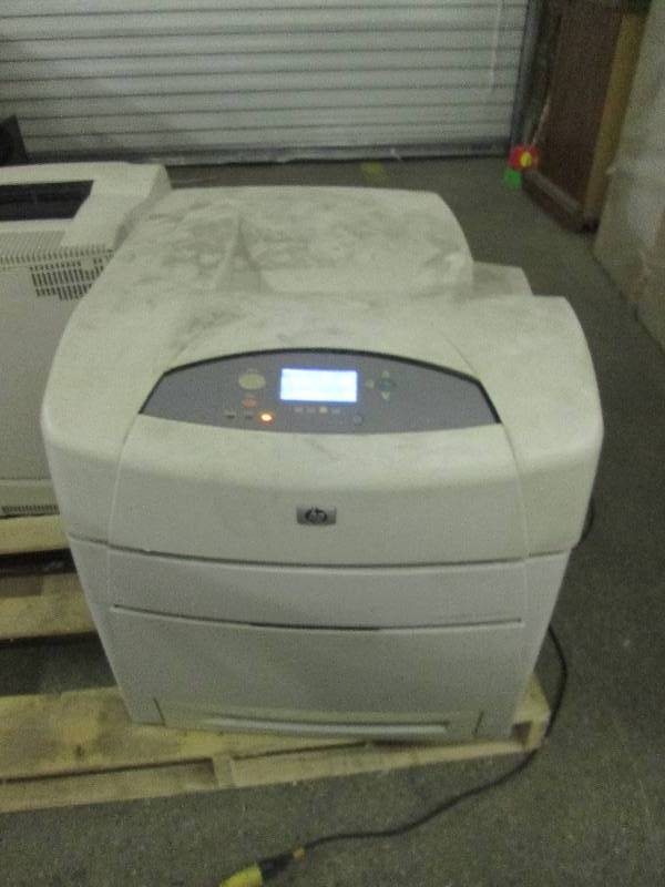 lot 553 image: Hp color laser jet 5550dn powers on...
