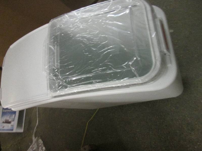lot 40 image: rubbermaid 2.8cuft ingredient bin w...