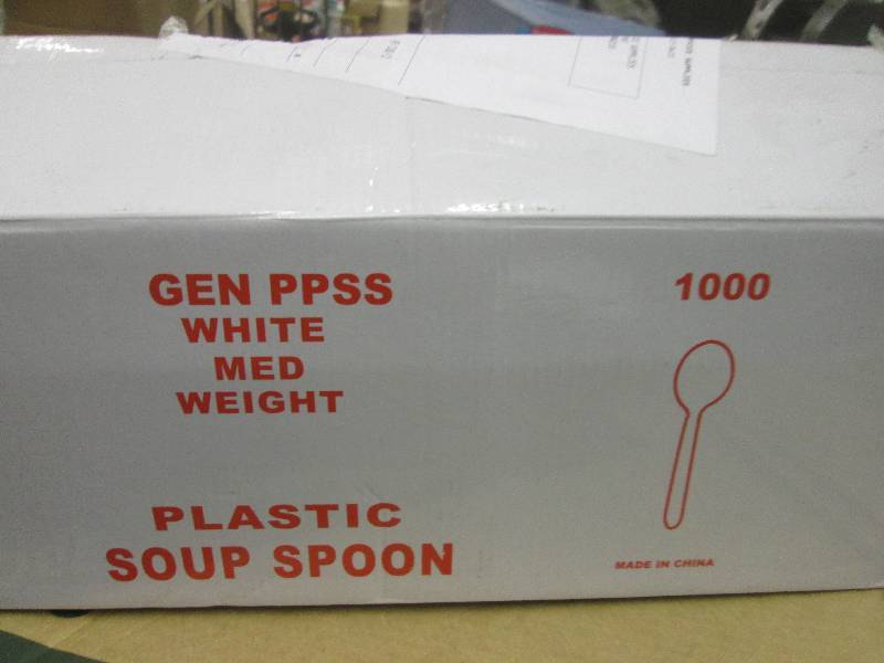 lot 238 image: 1000 plastic soup spoons ...