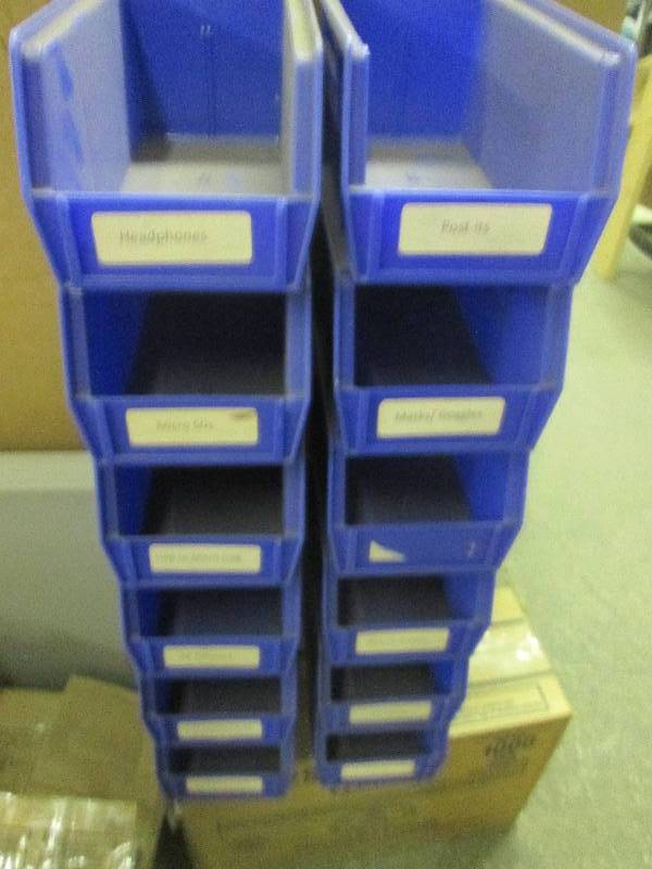 lot 262 image: 12 uline 11x5 12 x X5 blue plas...