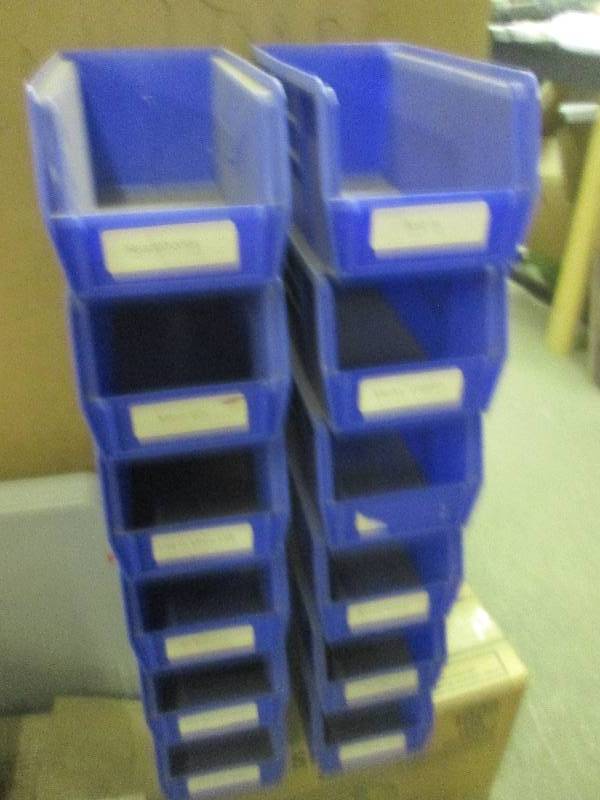 lot 264 image: 12 uline 11x5 12 x X5 blue plas...