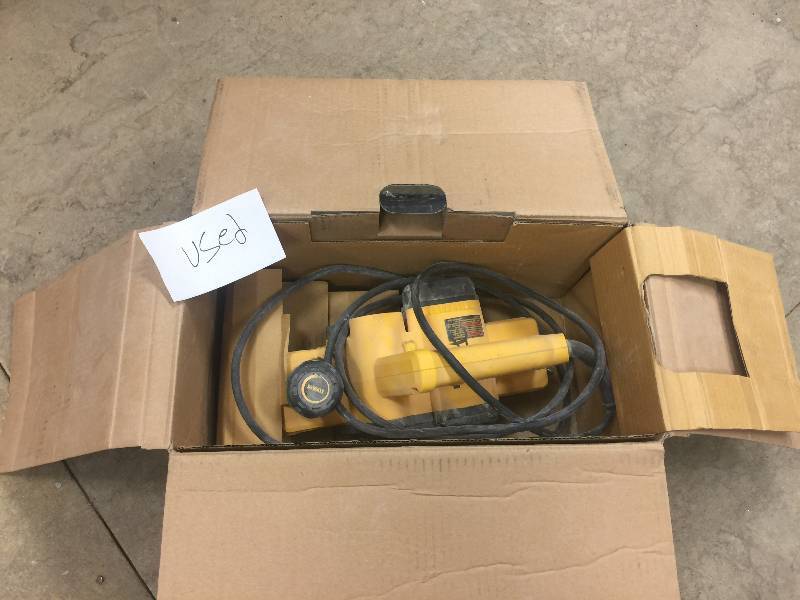 Dewalt 5.5 Amp 3-14 in. Portable Corded Hand Planer D26676 used in working condition