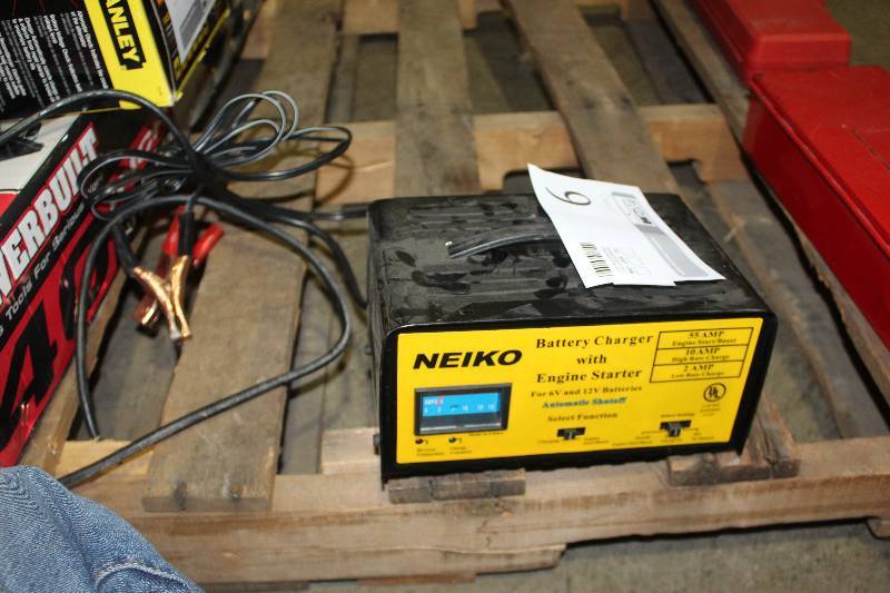 Neiko Battery Charger w Engine Starter