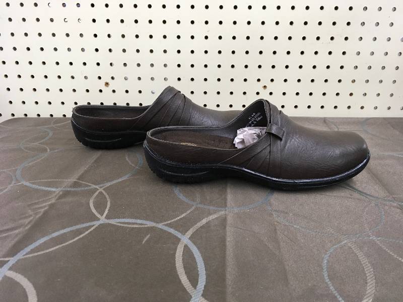 lot 53 image: Easy Street WomenS Ease Comfo Brown 8.5, MSRP $49.99