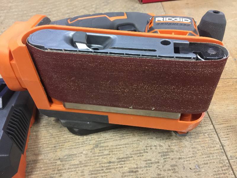 Ridgid 18V GEN5X Lithium-Ion Cordless Brushless 3 in x 18 in Belt Sander Kit with 1 2.0Ah Bettery and Charger in working conditions