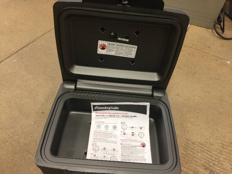 Sentry Safe Waterproof Fire-Resistant Chests & Files in good conditions whit key