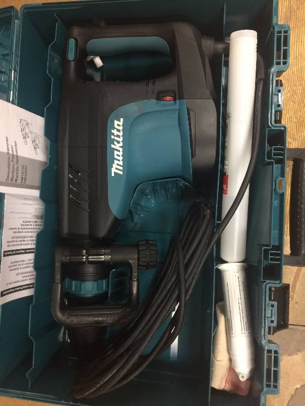 MAKITA 14 Amp 1-34 in. Corded Variable Speed 20 lb. Demolition Hammer w Soft Start, Side Handle, Bull Point and Hard Case