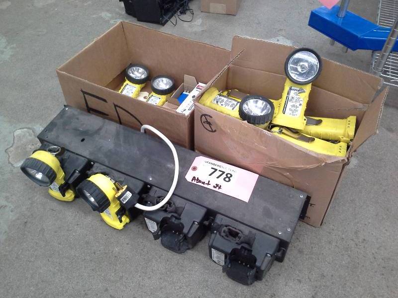 lot 778 image: Responder Flash Lights with Charger