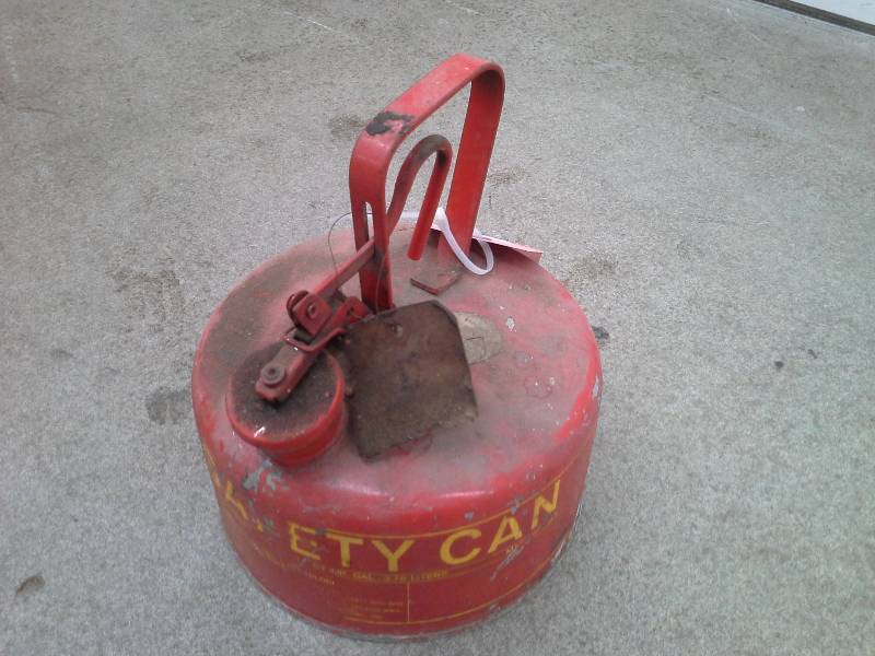 lot 780 image: 3.78 Liter Eagle Metal Gas Can