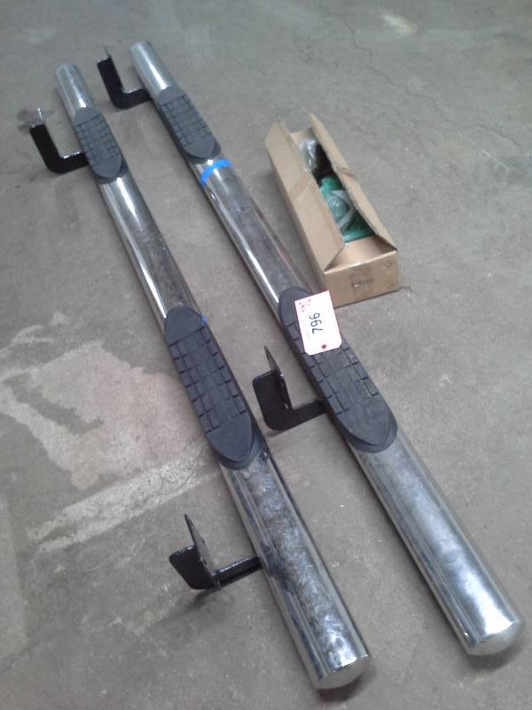 lot 796 image: 2014 F-650 8 Running Boards