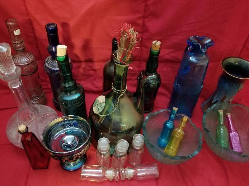 lot 26 image: Collectible Glass