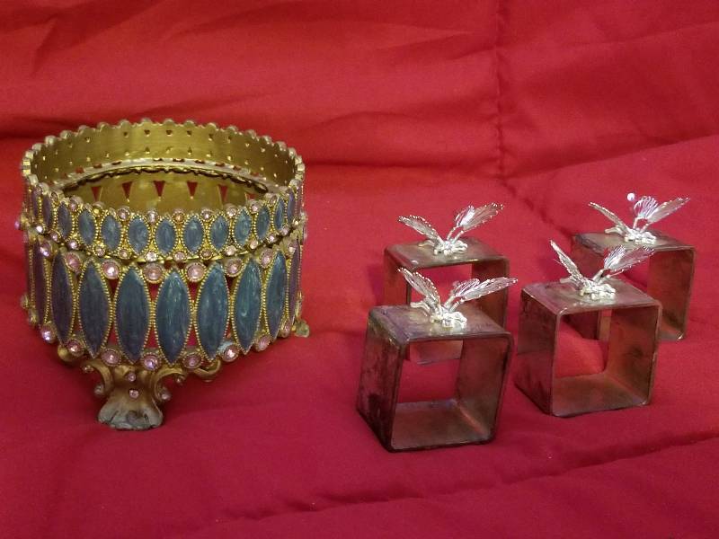 lot 19 image: Vintage Decor