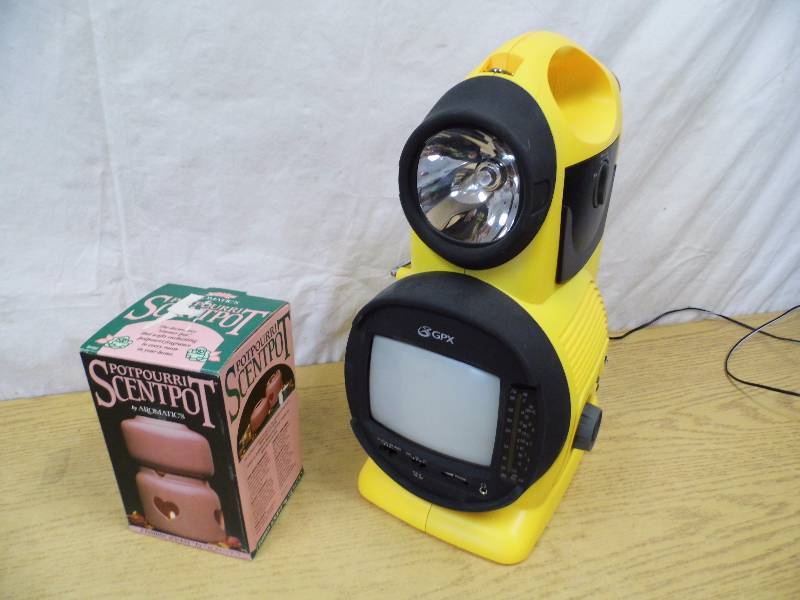 lot 157 image: GPX TV Lantern  Radio