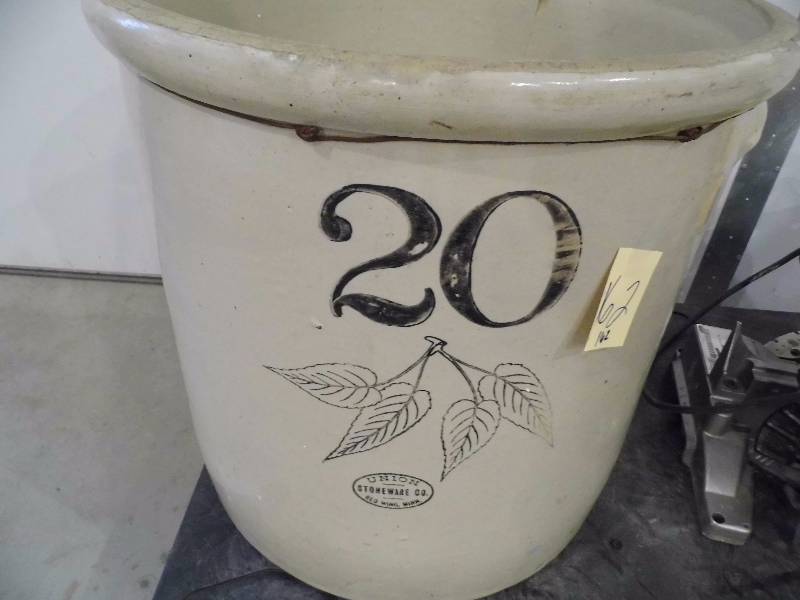lot 162 image: Red Wing 20 Gallon Crock