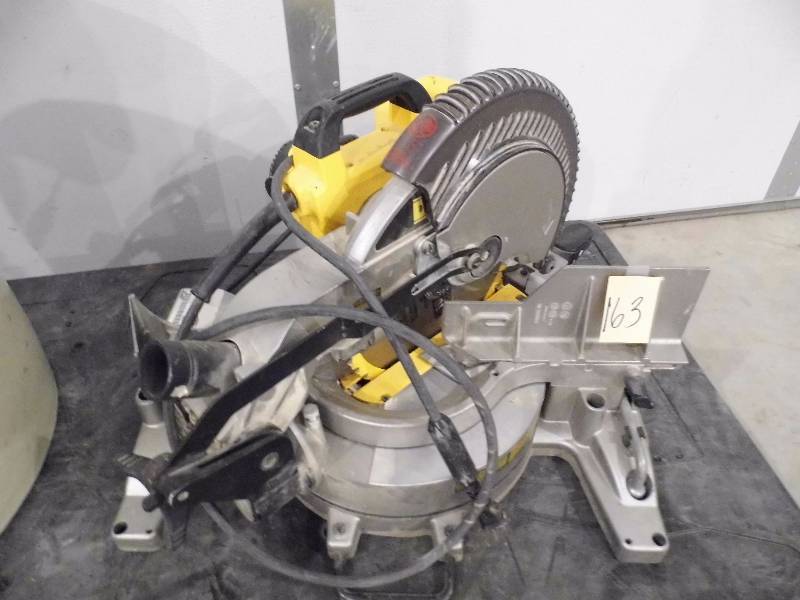 lot 163 image: DeWalt 10 Compound Miter Saw
