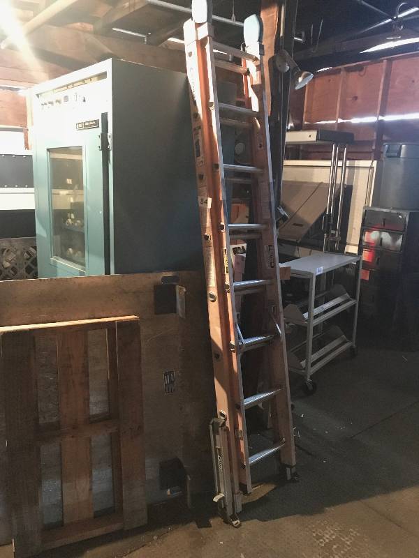 FIBERGLASS EXTENSION LADDER